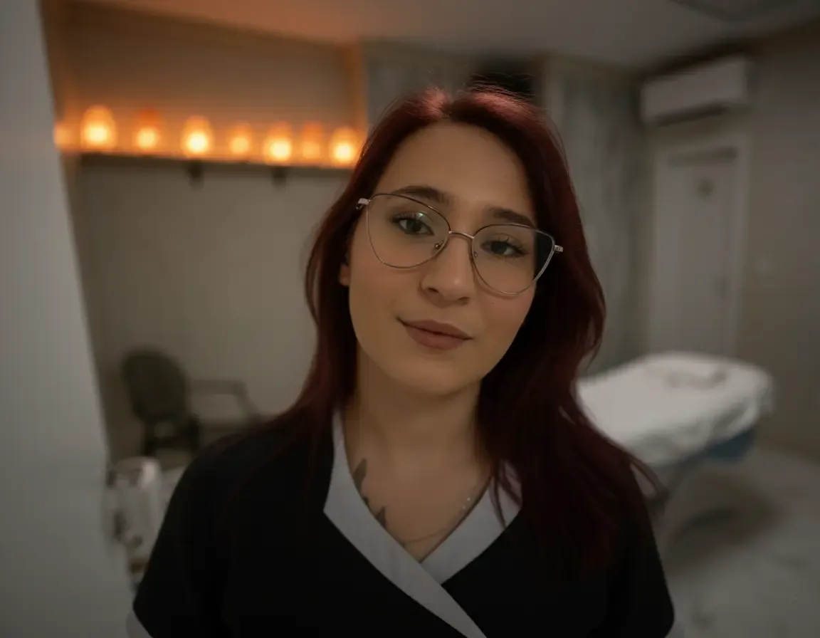 Терапевт от Abi Beauty в кабинета за спортен масаж в София