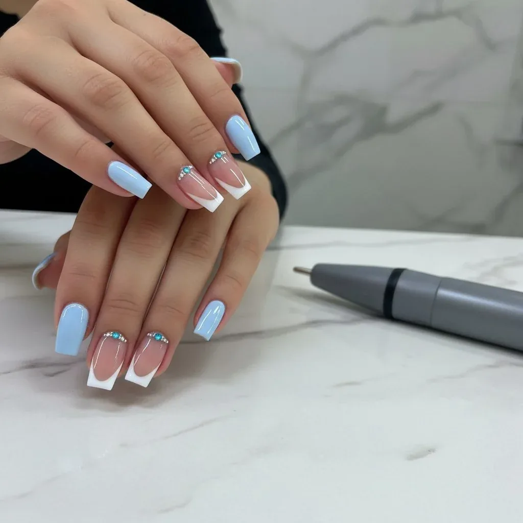 Модерен френски маникюр с гел лак и тънка линия по върха на бадемови нокти