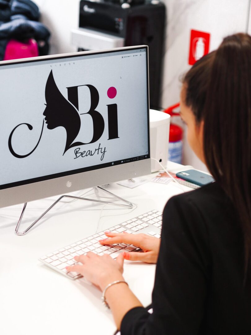 HIFU лифтинг процедура върху лице — Abi Beauty